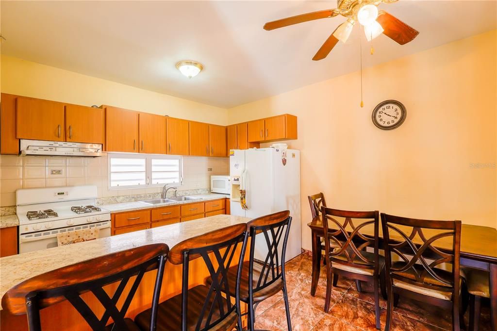 For Sale: $375,000 (4 beds, 4 baths, 1600 Square Feet)