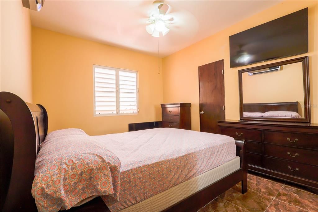 For Sale: $375,000 (4 beds, 4 baths, 1600 Square Feet)