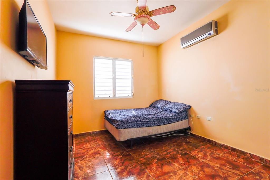 For Sale: $375,000 (4 beds, 4 baths, 1600 Square Feet)