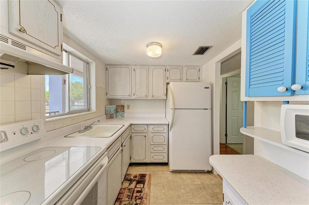 Active With Contract: $74,900 (2 beds, 1 baths, 733 Square Feet)