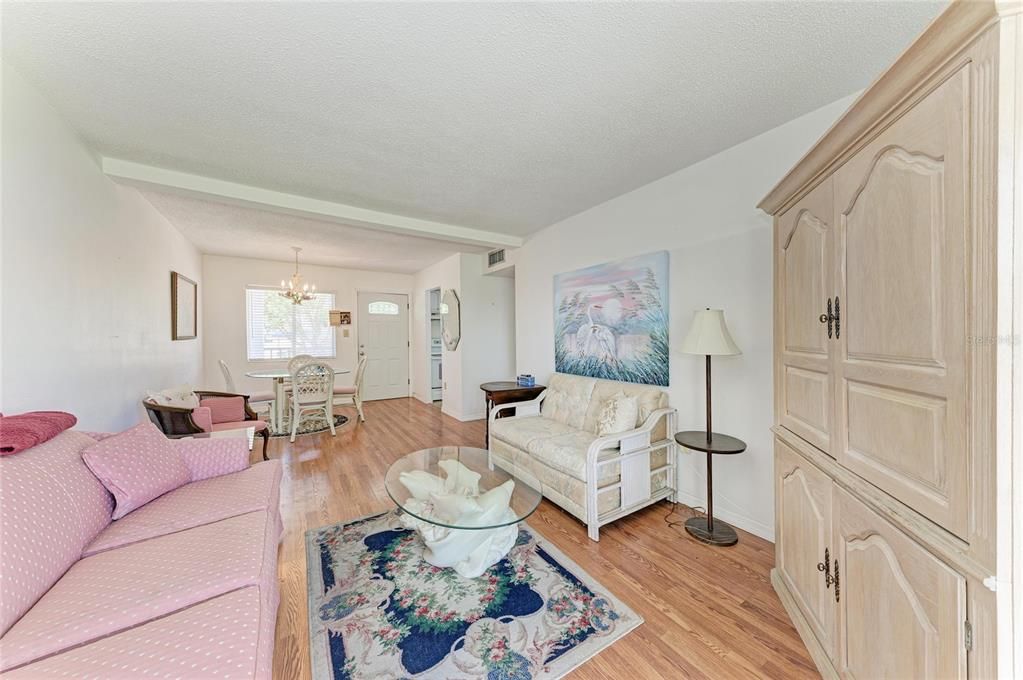 Active With Contract: $74,900 (2 beds, 1 baths, 733 Square Feet)