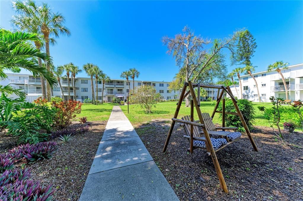 Active With Contract: $74,900 (2 beds, 1 baths, 733 Square Feet)