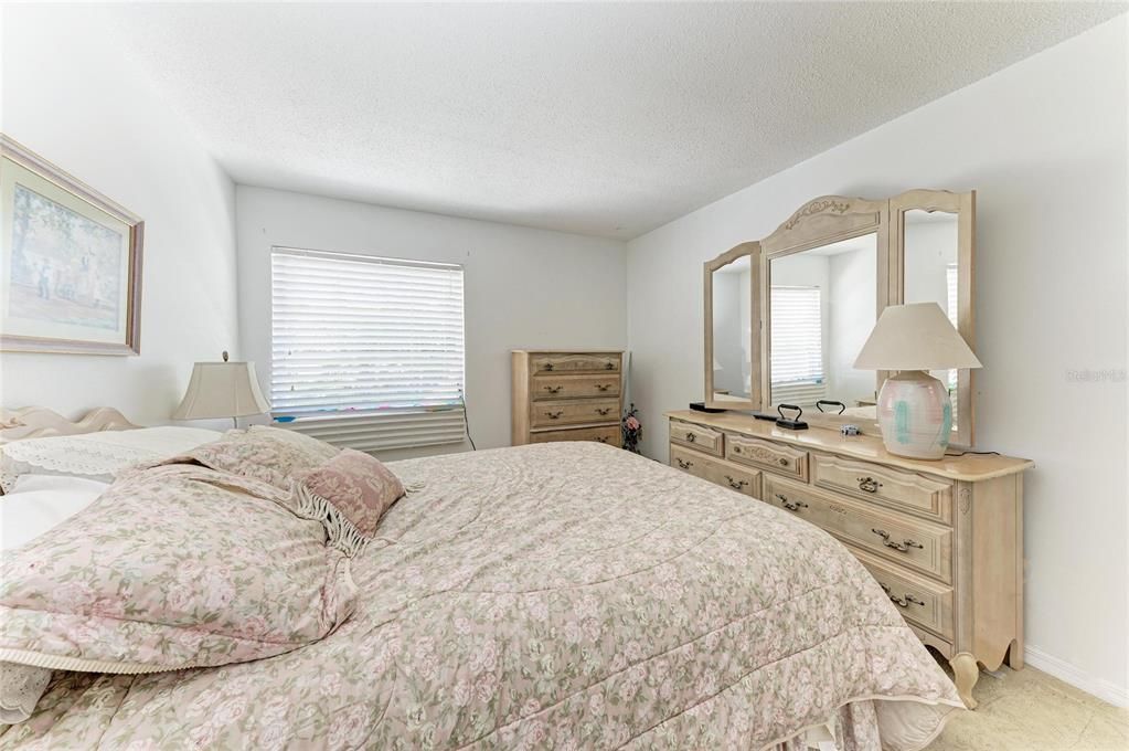 Active With Contract: $74,900 (2 beds, 1 baths, 733 Square Feet)