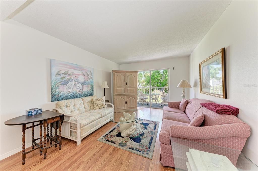 Active With Contract: $74,900 (2 beds, 1 baths, 733 Square Feet)