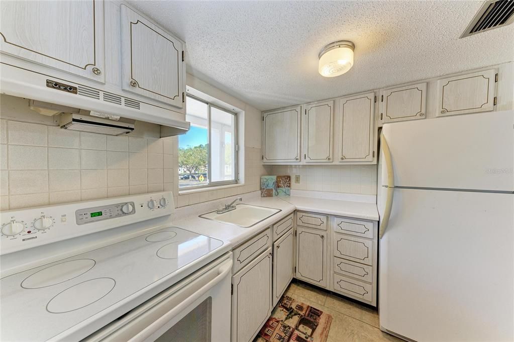Active With Contract: $74,900 (2 beds, 1 baths, 733 Square Feet)
