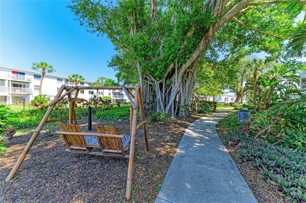 Active With Contract: $74,900 (2 beds, 1 baths, 733 Square Feet)