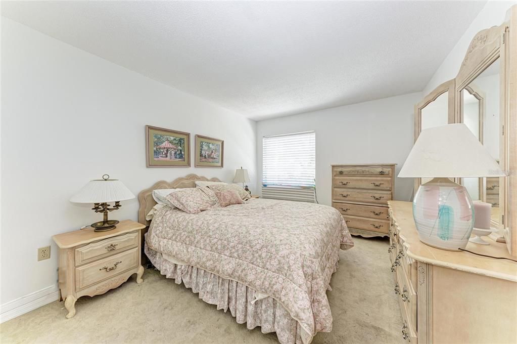 Active With Contract: $74,900 (2 beds, 1 baths, 733 Square Feet)