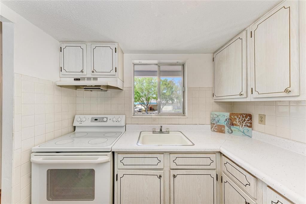 Active With Contract: $74,900 (2 beds, 1 baths, 733 Square Feet)