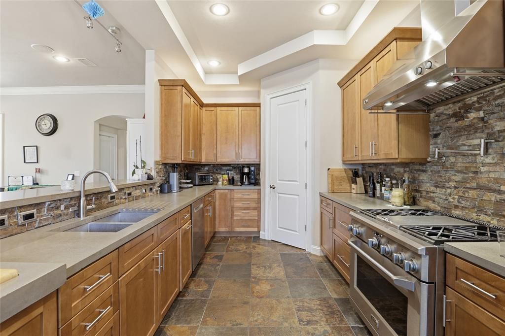 For Sale: $599,000 (5 beds, 4 baths, 3216 Square Feet)
