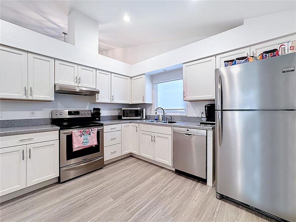 Active With Contract: $315,000 (2 beds, 2 baths, 1254 Square Feet)