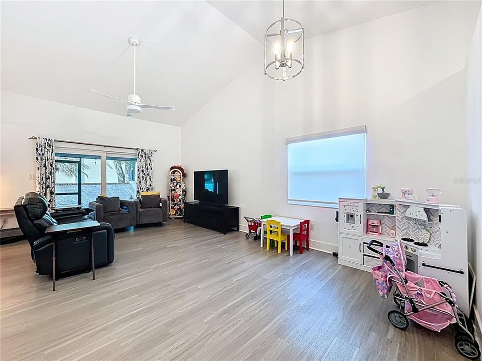 Active With Contract: $315,000 (2 beds, 2 baths, 1254 Square Feet)