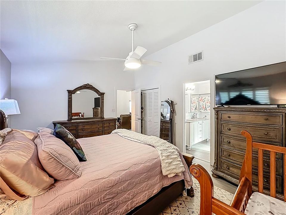Active With Contract: $315,000 (2 beds, 2 baths, 1254 Square Feet)
