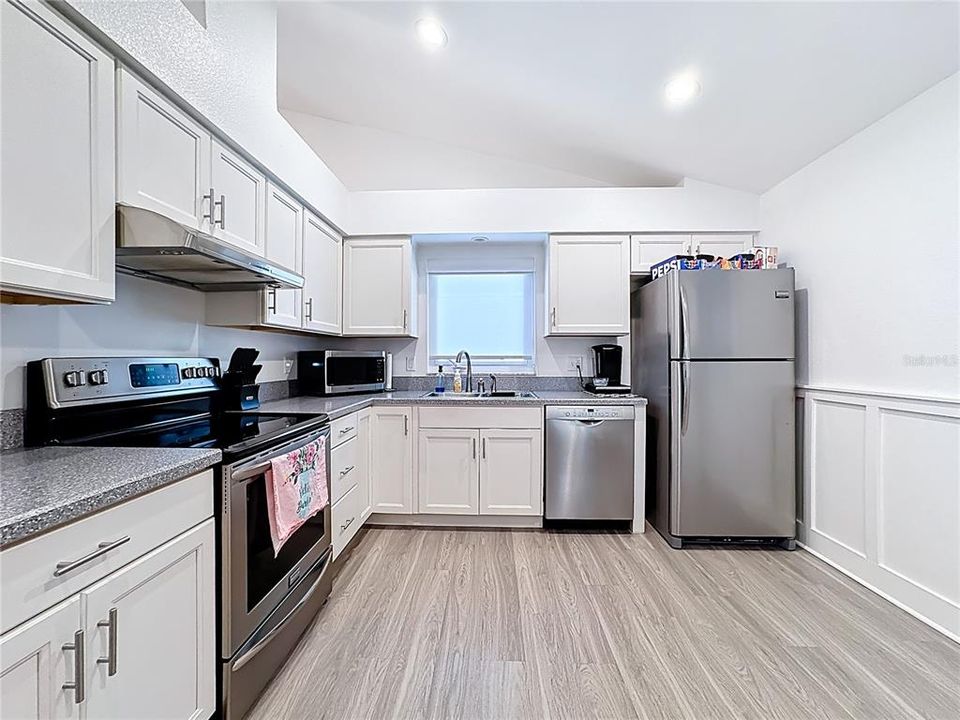 Active With Contract: $315,000 (2 beds, 2 baths, 1254 Square Feet)