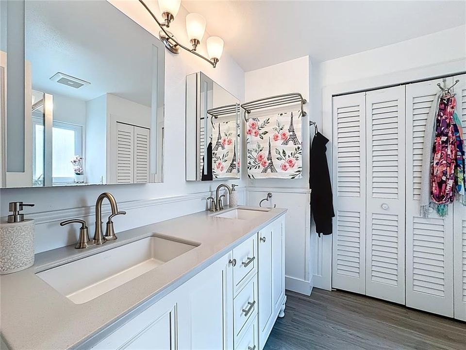 Active With Contract: $315,000 (2 beds, 2 baths, 1254 Square Feet)