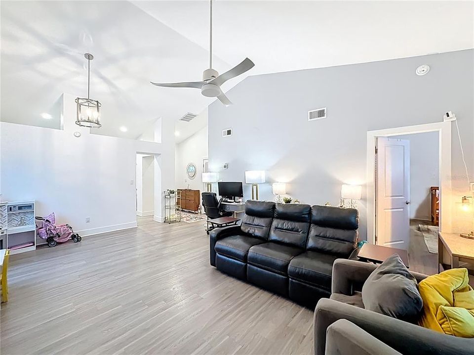 Active With Contract: $315,000 (2 beds, 2 baths, 1254 Square Feet)