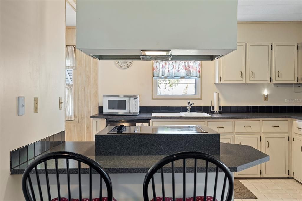 На продажу: $164,999 (2 спален, 2 ванн, 1304 Квадратных фут)