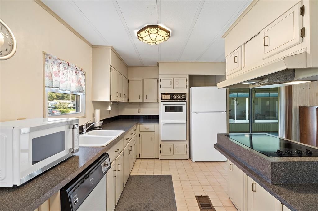 На продажу: $164,999 (2 спален, 2 ванн, 1304 Квадратных фут)