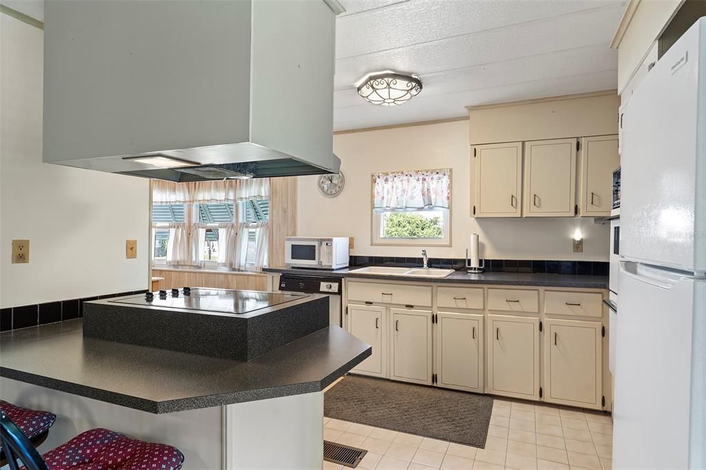 На продажу: $164,999 (2 спален, 2 ванн, 1304 Квадратных фут)