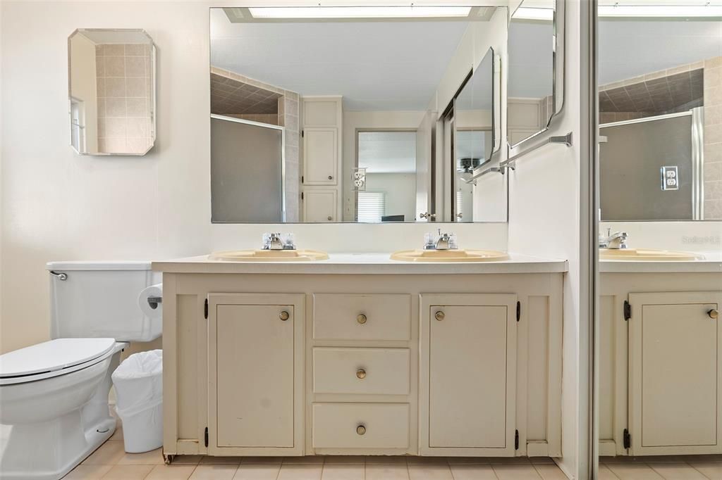 На продажу: $164,999 (2 спален, 2 ванн, 1304 Квадратных фут)