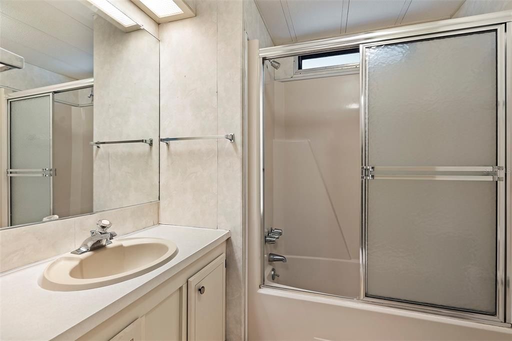 На продажу: $164,999 (2 спален, 2 ванн, 1304 Квадратных фут)