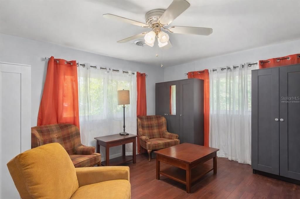 Activo con contrato: $289,900 (3 camas, 2 baños, 1790 Pies cuadrados)