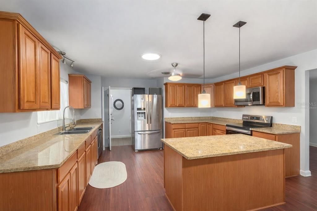 Activo con contrato: $289,900 (3 camas, 2 baños, 1790 Pies cuadrados)