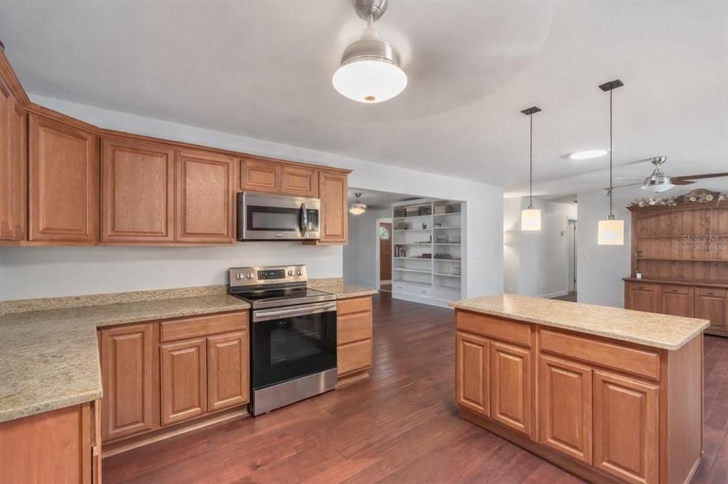 Activo con contrato: $289,900 (3 camas, 2 baños, 1790 Pies cuadrados)