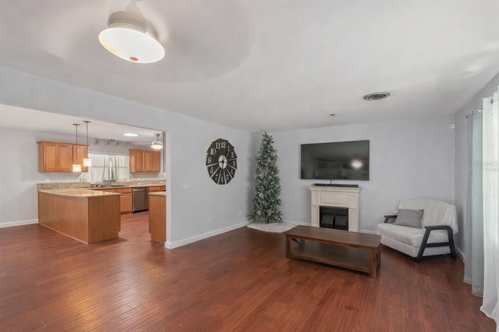 Activo con contrato: $289,900 (3 camas, 2 baños, 1790 Pies cuadrados)