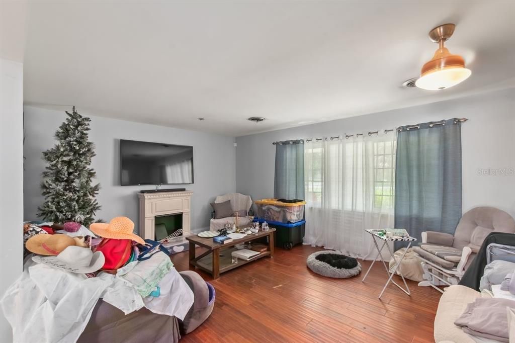 Activo con contrato: $289,900 (3 camas, 2 baños, 1790 Pies cuadrados)