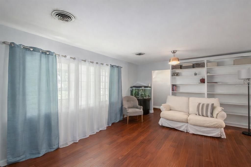 Activo con contrato: $289,900 (3 camas, 2 baños, 1790 Pies cuadrados)