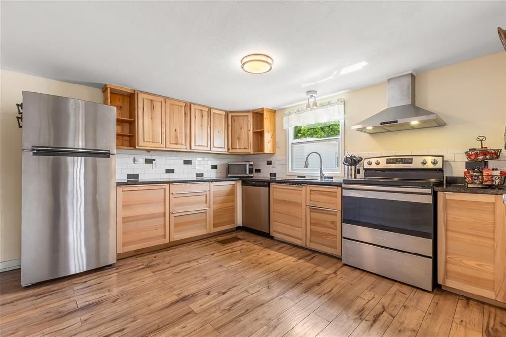 Active With Contract: $135,000 (2 beds, 1 baths, 1014 Square Feet)