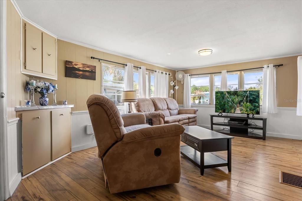 Active With Contract: $135,000 (2 beds, 1 baths, 1014 Square Feet)