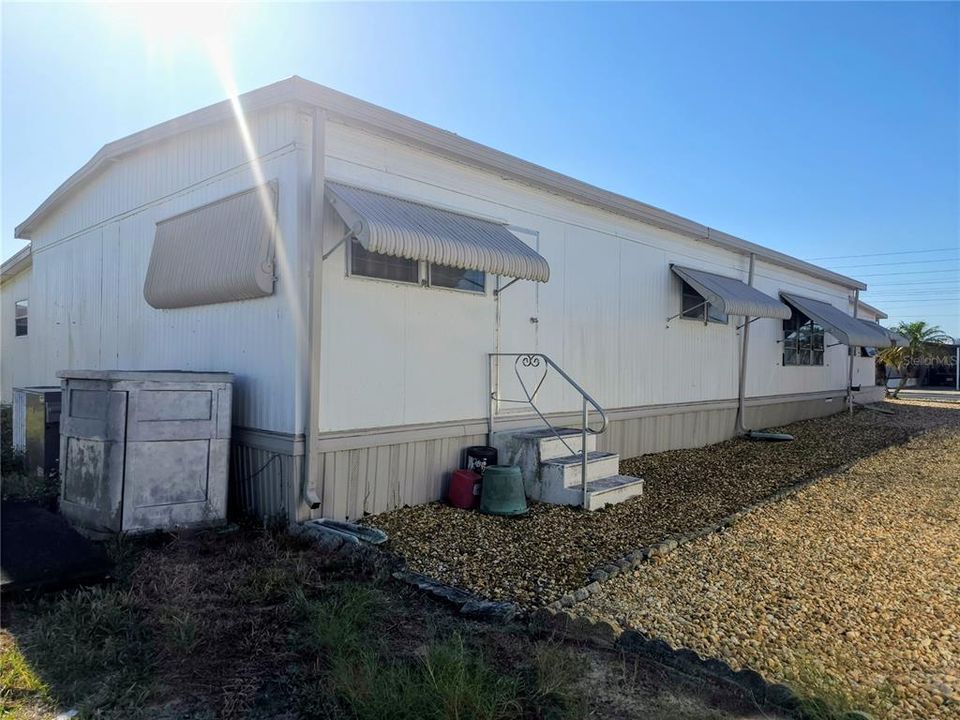 For Sale: $99,900 (2 beds, 2 baths, 1152 Square Feet)