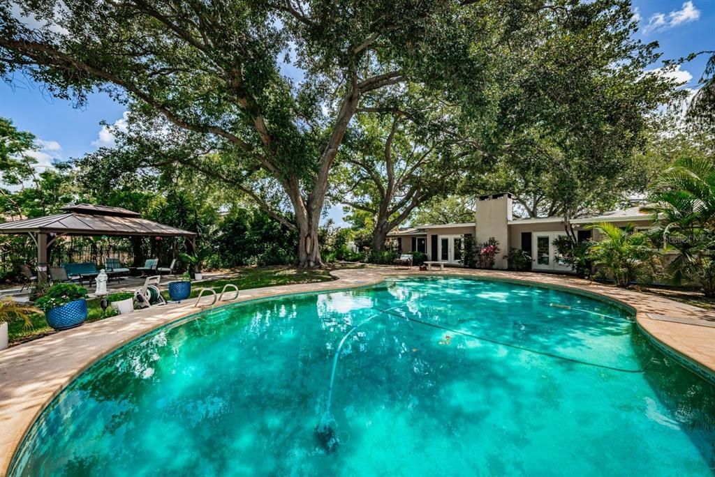 For Sale: $1,599,000 (4 beds, 2 baths, 3045 Square Feet)