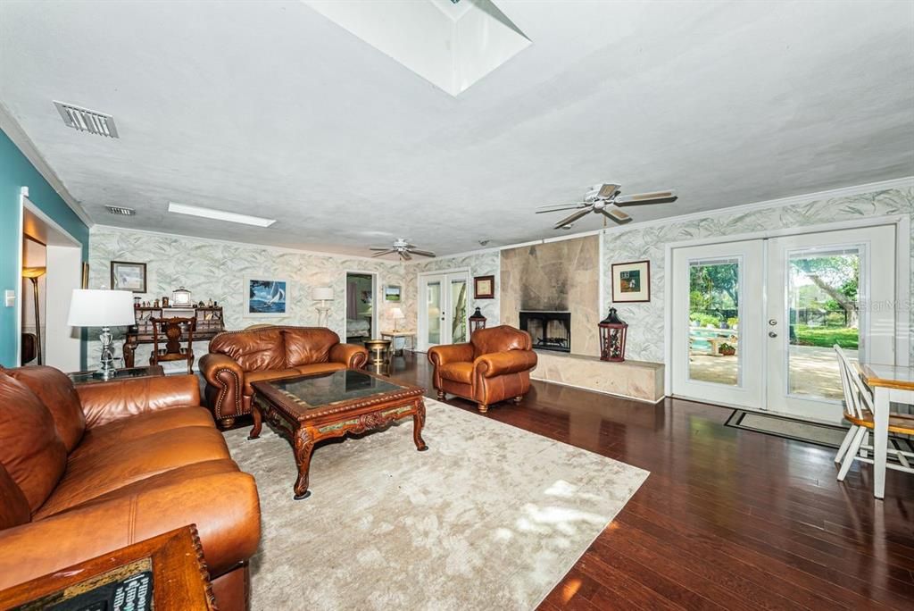 For Sale: $1,599,000 (4 beds, 2 baths, 3045 Square Feet)