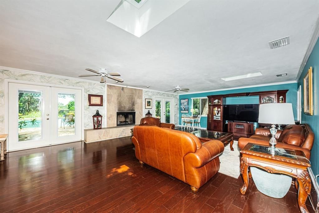 For Sale: $1,599,000 (4 beds, 2 baths, 3045 Square Feet)