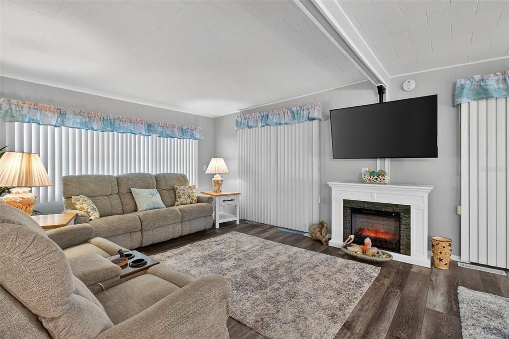 For Sale: $159,000 (2 beds, 1 baths, 1204 Square Feet)