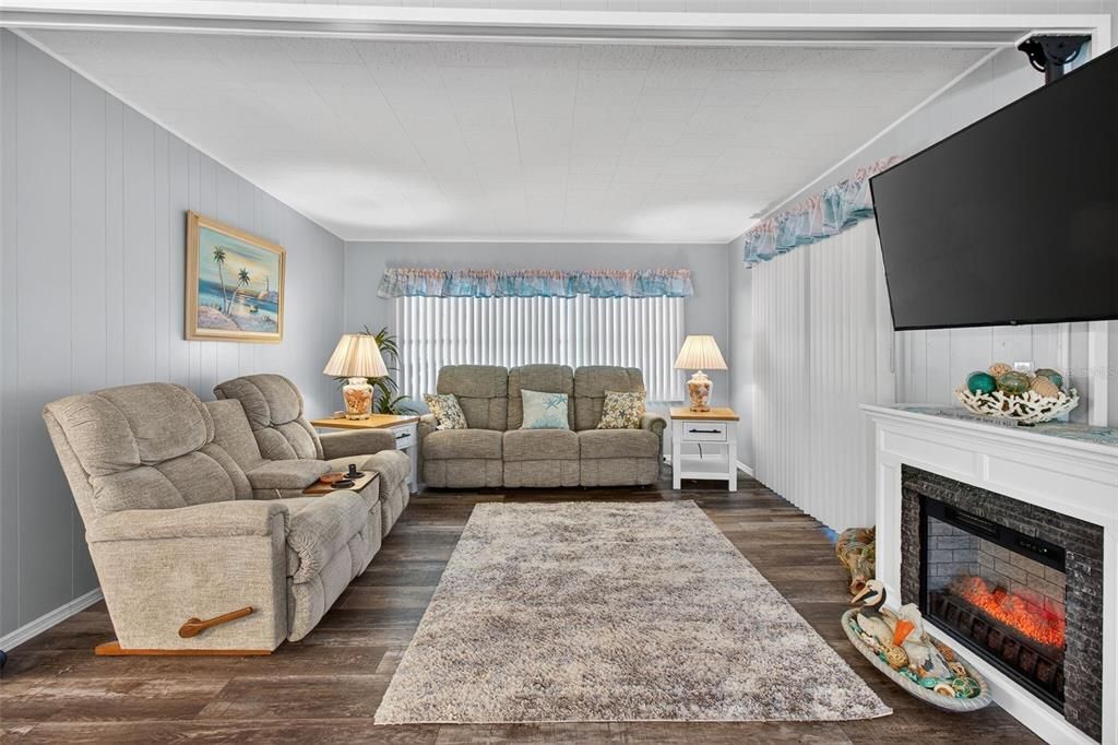 For Sale: $159,000 (2 beds, 1 baths, 1204 Square Feet)