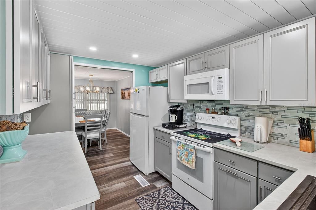 For Sale: $159,000 (2 beds, 1 baths, 1204 Square Feet)