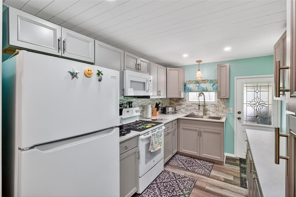 For Sale: $159,000 (2 beds, 1 baths, 1204 Square Feet)