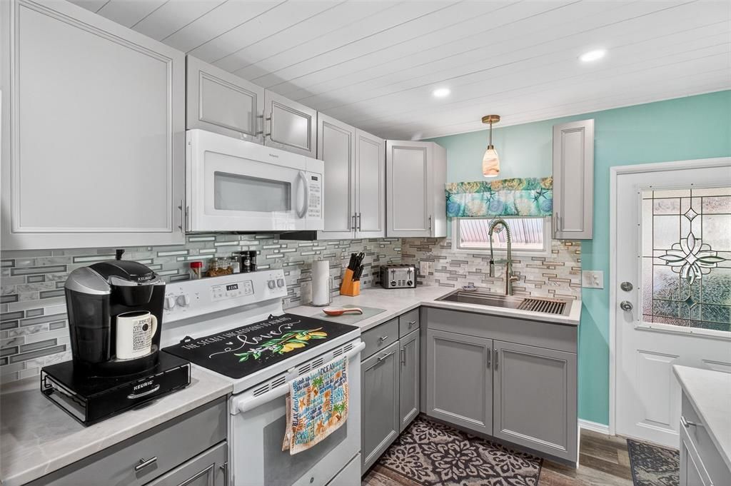 For Sale: $159,000 (2 beds, 1 baths, 1204 Square Feet)