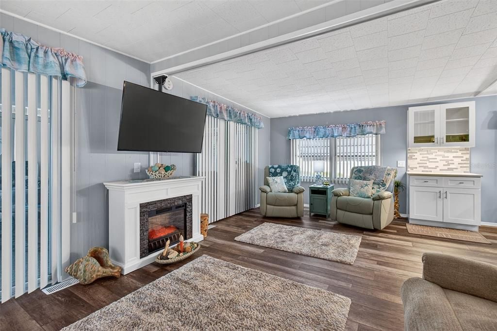 For Sale: $159,000 (2 beds, 1 baths, 1204 Square Feet)