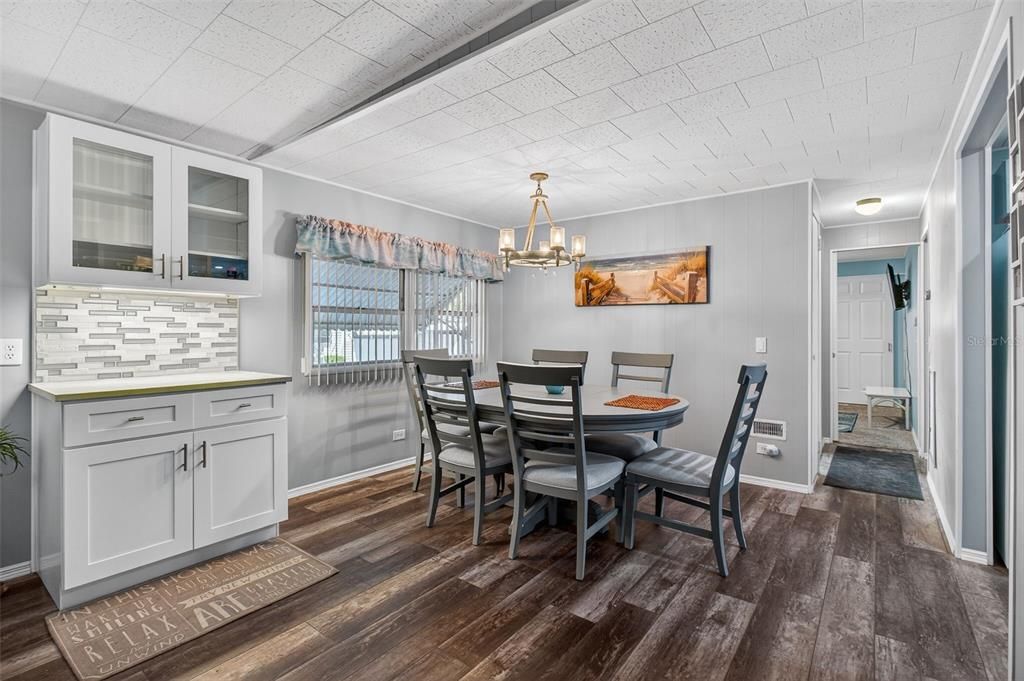 For Sale: $159,000 (2 beds, 1 baths, 1204 Square Feet)