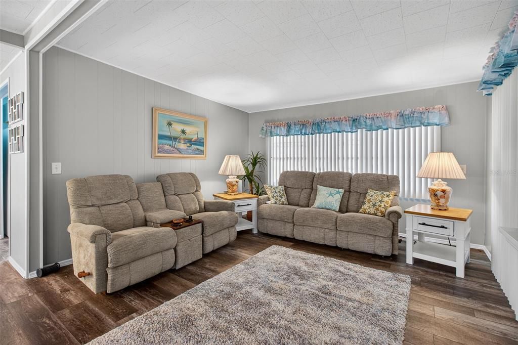 For Sale: $159,000 (2 beds, 1 baths, 1204 Square Feet)