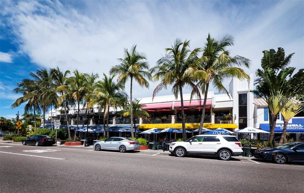 Active With Contract: $2,998,000 (4 beds, 4 baths, 2585 Square Feet)