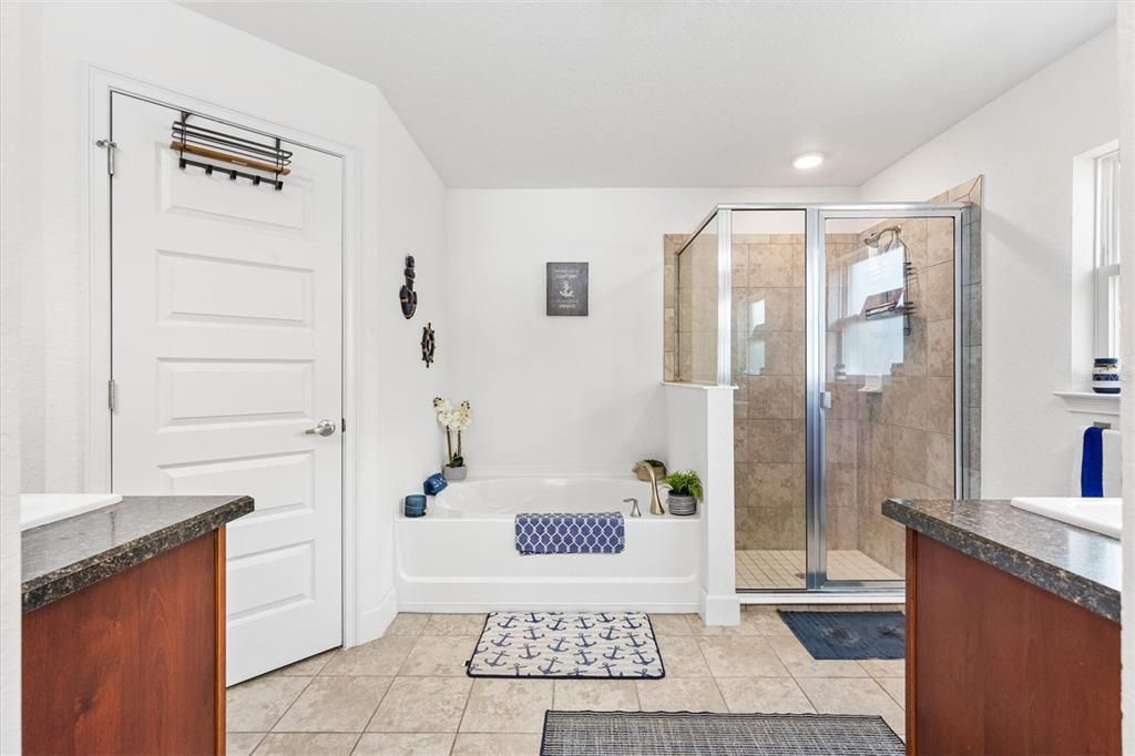 En Venta: $374,900 (4 camas, 3 baños, 2279 Pies cuadrados)