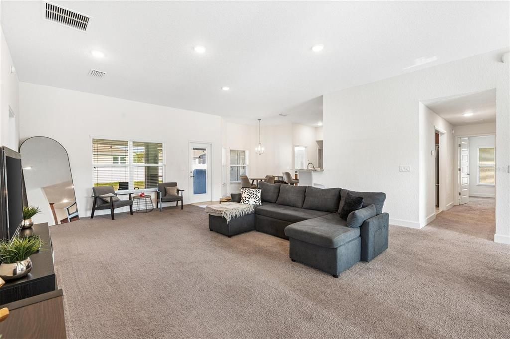 En Venta: $374,900 (4 camas, 3 baños, 2279 Pies cuadrados)