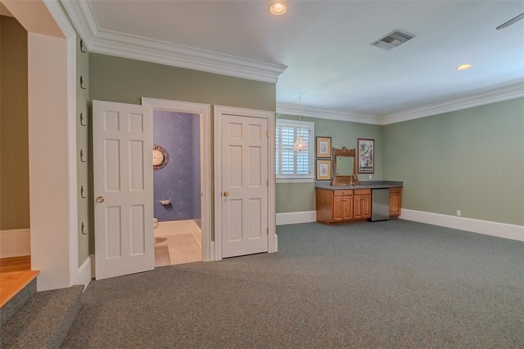 For Sale: $2,150,000 (6 beds, 4 baths, 6341 Square Feet)