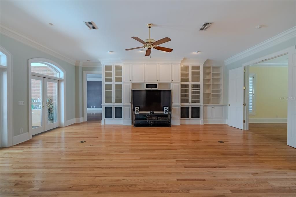 For Sale: $2,150,000 (6 beds, 4 baths, 6341 Square Feet)
