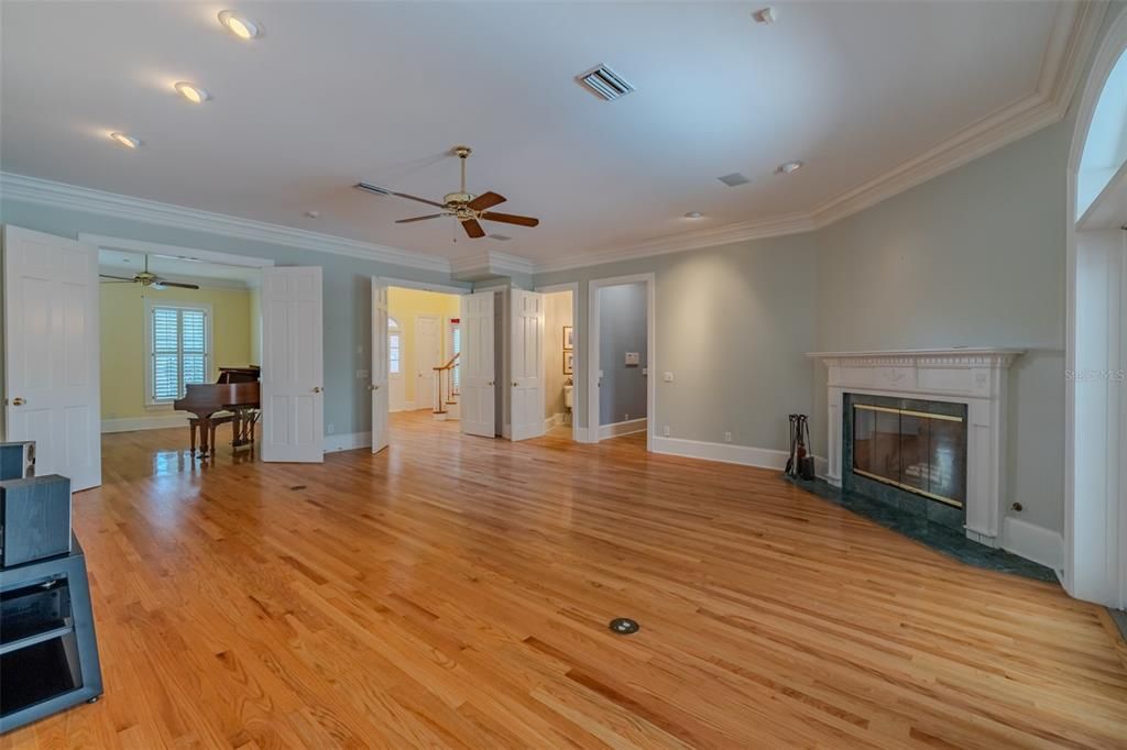 For Sale: $2,150,000 (6 beds, 4 baths, 6341 Square Feet)